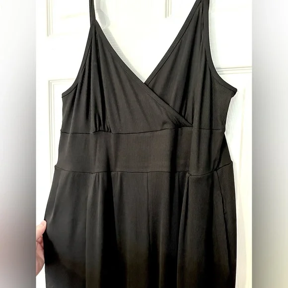 NWOT - V-neck Cami Wide Leg Jumpsuit Curve & Plus Elegant Black Jumpsuit - CIDER - Picture 7 of 8